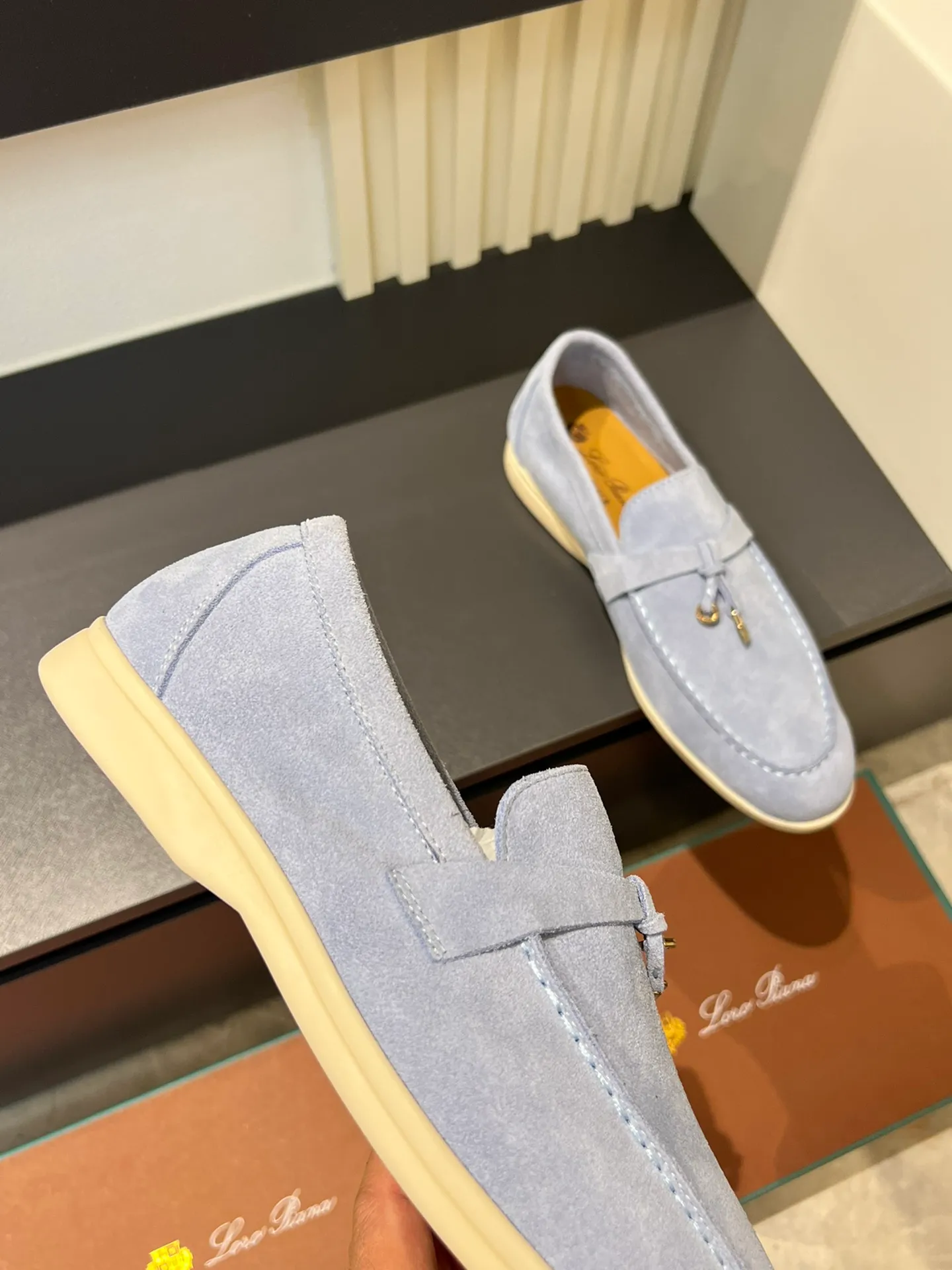 Men's shoes 💰p360 "Loro men's shoes 💰pian'*" Classic L men's shoes for couples 💰p Top version British flat loafers, a must-have item in old money style, the minimalist design is eye-catching and durable, a plus point for dressing The soft foot feel and texture are outstanding. They don’t scratch your feet and are very nice. They are matched with soft and waxy soles. They can be worn daily for a long time without getting tired. They are easy to wear, versatile and classic items, with perfect foot feel and texture! Imported cashmere fabric, the lining is made of imported A-grade water-dyed cow lining, the top version of the genuine leather midsole is sewn with pure handmade mark thread! Size: Female 35-40 (34. Customized) Male 38-44 (45.46. Customized)